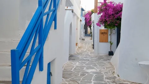 Walking in Naousa street on Paros island, Greece Vidéo 114698564