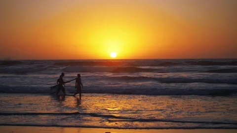 Walking in the ocean at sunset in slow motion 180fps Vídeo Stock 125317683