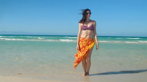 Walking out of the ocean Video stock 87093135