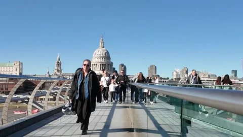 Walking over the Millenium Bridge towards St Paul's Cathedral, London, United 库存影片 309294092