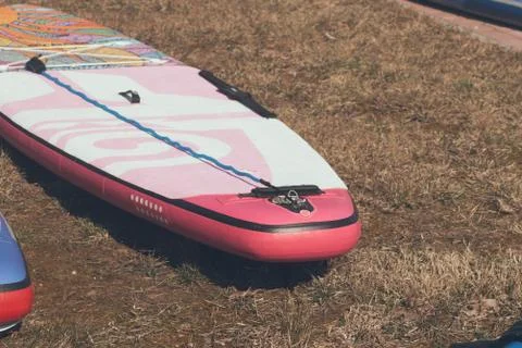 Walking paddle Board lying on grass, paddle Board for girl close up, Foto stock