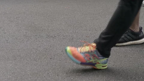 Walking in the park Stockbeeldmateriaal 140603261