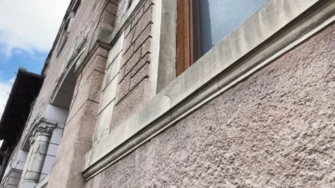 Walking pass buildings 库存影片 260345625