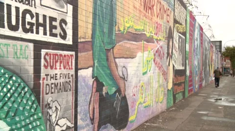 Walking past Belfast mural 库存影片 890949