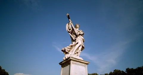 Walking past one of the statues along bridge in Rome Italy on bright sunny day Vídeo Stock 118072326