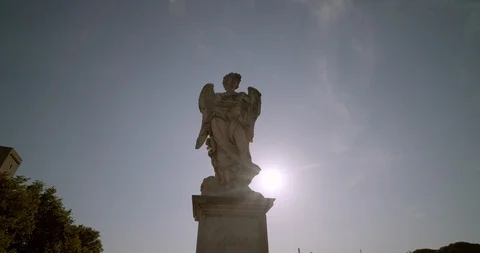 Walking past one of the statues along bridge in Rome Italy 스톡 동영상 118072350