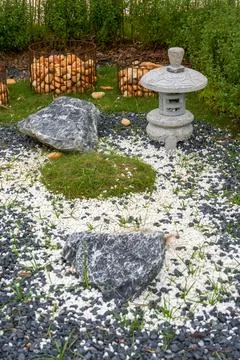 Walking path and zen-like white pagoda gravel landscape in Japanese garden Foto stock