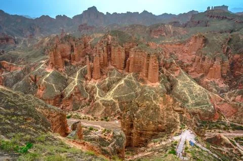Walking paths around sandstone rock formation at Zhangye Danxia National Geologi Foto stock