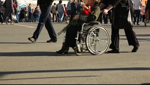 Walking pe oples legs Vídeo Stock 5644302