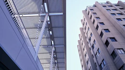 Walking perspective of UC Berkeley campus architecture 스톡 동영상 343891346