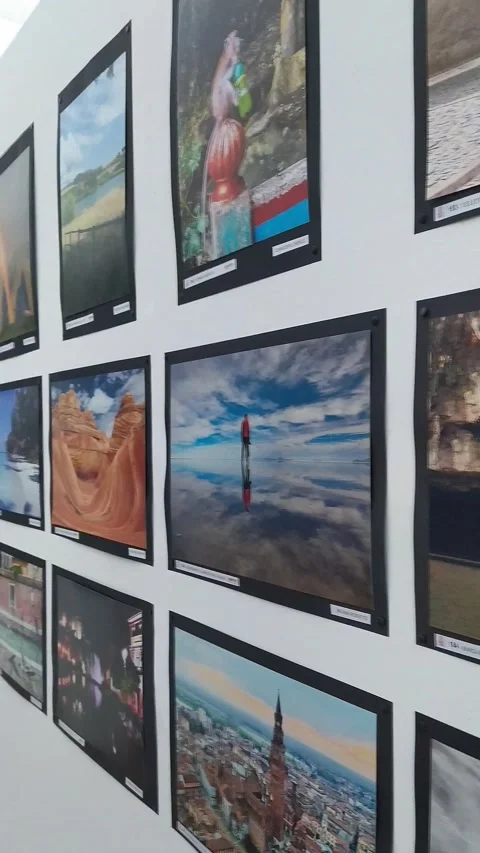 Walking on a photography exhibition Vídeo Stock 140885699