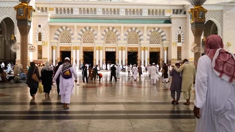 Walking to the Prophet mosque Stock Footage 119669622