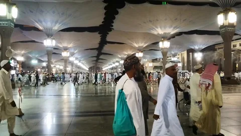 Walking to the Prophet mosque 스톡 동영상 119670027