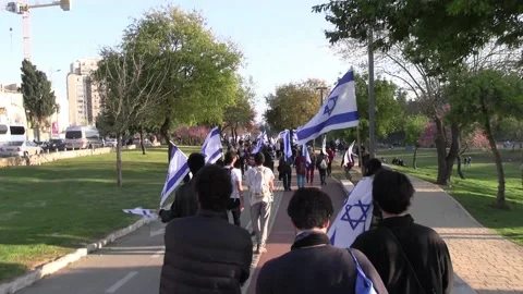 Walking with protesters in Gan Sacher, Jerusalem Video stock 237083599