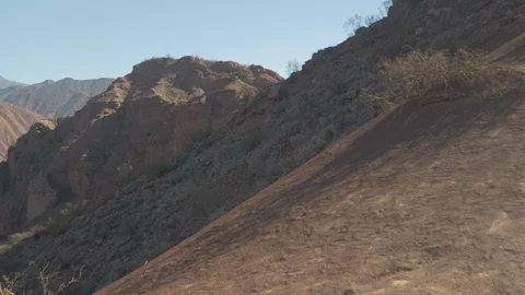 Walking in Quebrada del Rio de Las Conchas, Salta, Argentina 1 Vidéo 98665114