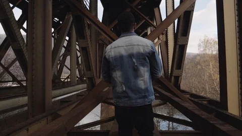 Walking on the railway bridge 库存影片 119528067