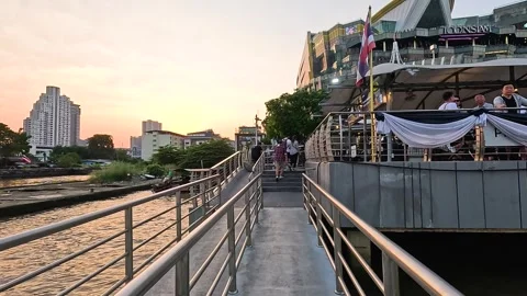 Walking Up a Riverfront Pier Ramp at Sunset in Bangkok Vídeos de archivo 327830744