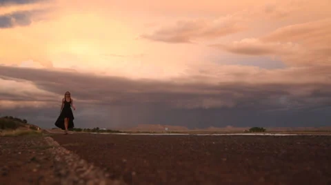 Walking on Route 66 库存影片 36739789
