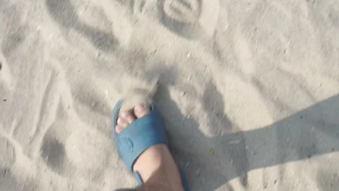 Walking on the sand 스톡 동영상 337872862