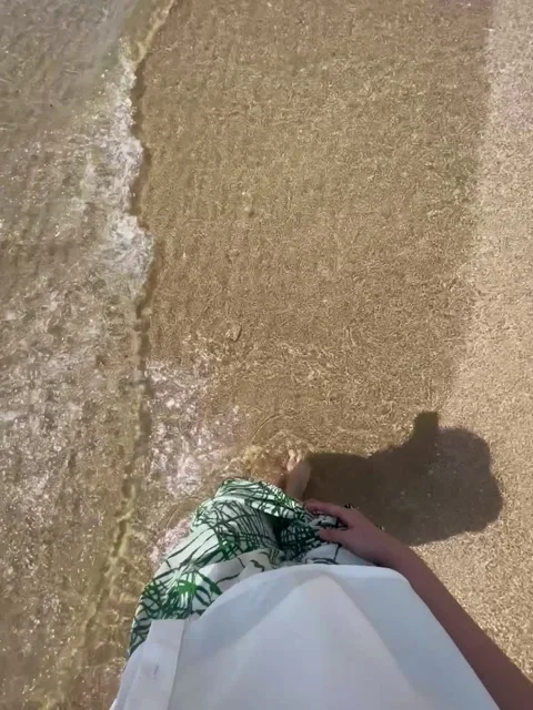 Walking on a sandy beach, POV shot of waves washing over feet Vídeos de archivo 336848861