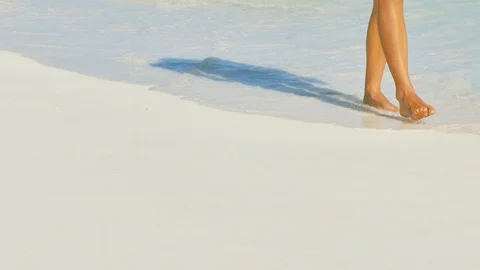 Walking on sandy beach with sea waves 動画素材 90934786