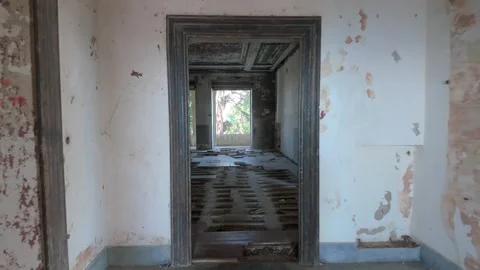 Walking shot going through the rooms of an abandoned villa 動画素材 345730348