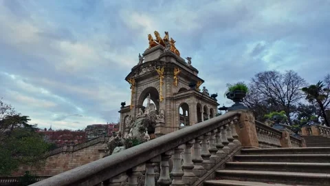 Walking shot towards the Parc de la Ciutadella historic arch monument viewed on Vidéo 332684435