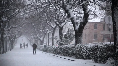 Walking on the snow 스톡 동영상 126337193
