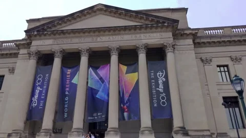 Walking up steps to Science Museum, Disney 100th Anniversary Exhibition Vidéo 295901630