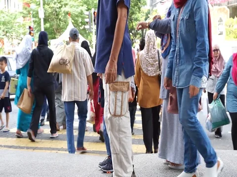 Walking on street. Vidéo 113030949