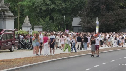 Walking on the street Vídeos de archivo 281720052