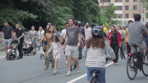 Walking on the street Vídeos de archivo 281720066