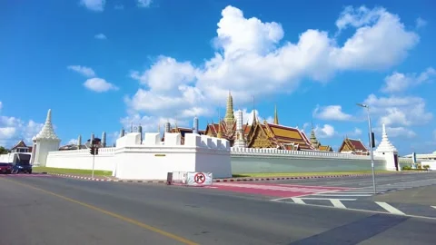 Walking street view motion and crossing road to the to Thai Grand Palace Vidéo 185544569