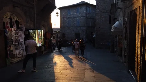 Walking on the streets of Assisi, close to sunset. Italy. Video stock 125058809