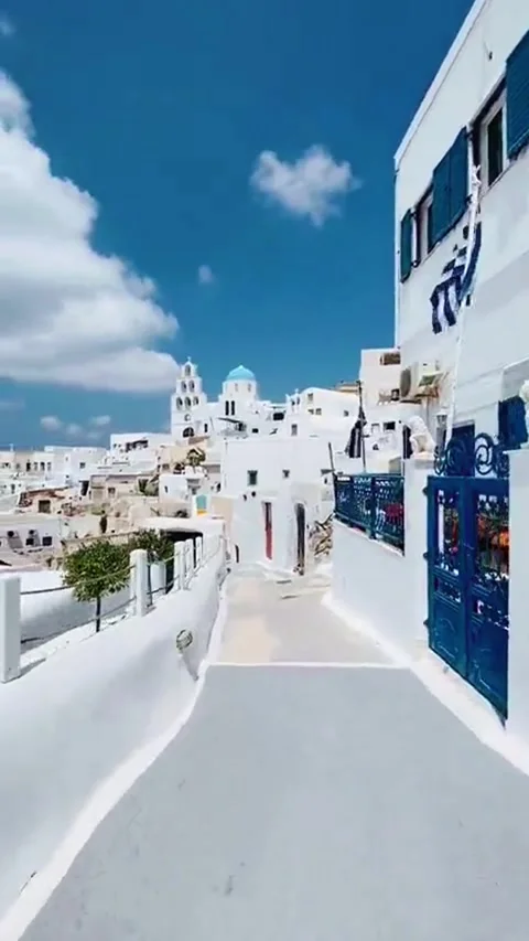 Walking in the streets of Santorini with view to its whitewashed  buildings. Vídeos de archivo 334010387
