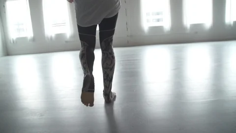 Walking into Studio with yoga mat Vidéo 86885755