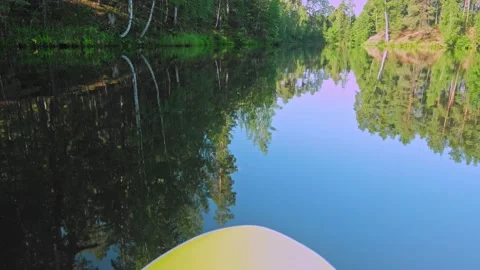 Walking on a sup board Video stock 202527996