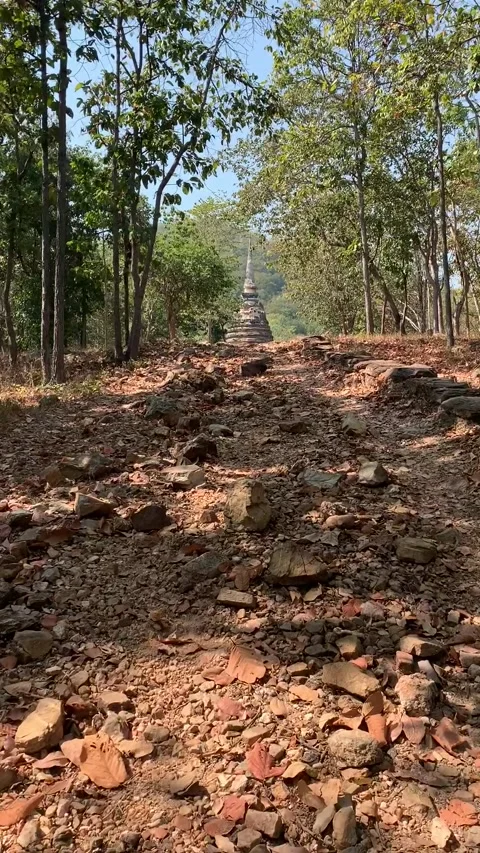 Walking to a temple in Sukhothai Stock-Footage 344951843