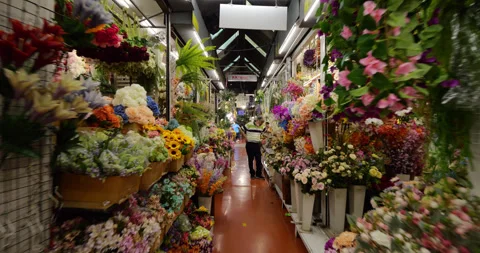 Walking through artificial flowers stalls at Chatuchak weekend maze Video stock 326377864