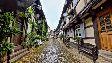 Walking Through Charming Half-Timbered Street in Old Town Vidéo 344571033