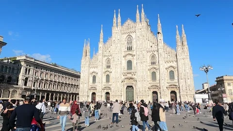 Walking through the crowd toward the cathedral in Milan Vídeo Stock 239271259