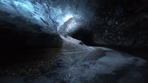 Walking through dark ice caves in Iceland glacierIcecave walk through Vídeo Stock 122296862