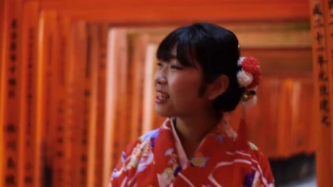 Walking through Inari Orange gates Kyoto Japan  Vídeo Stock 70975810