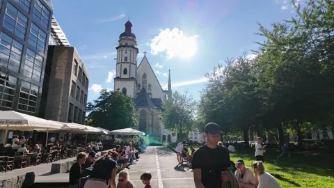 Walking through Leipzig city center toward Thomaskirche in summer 库存影片 338094049