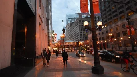 Walking through N State street in Chicago downtown at evening. Video stock 147776173