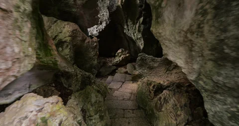 Walking through narrow path between rocks at Shilin Stone Forest 库存影片 329469278