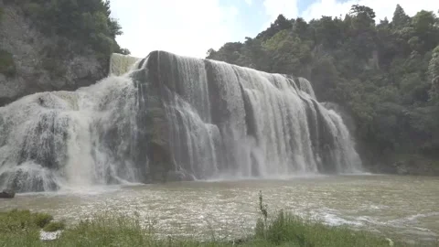 Walking Through Native Forest Towards Waihi Falls, Wairarapa, New Zealand Vidéo 348763905