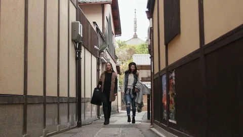 Walking through old strets in Kyoto  Vídeo Stock 70924441