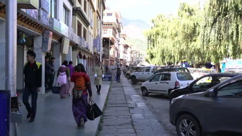 Walking through Paro, Bhutan 库存影片 141089600