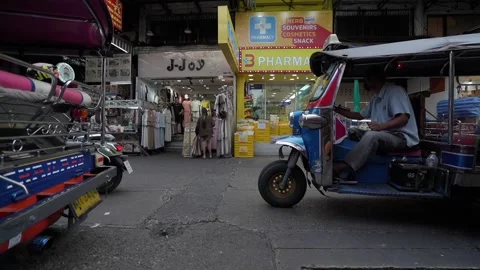 Walking Through Pratunam, Bangkok, Authentic City Street View Vídeos de archivo 311685693